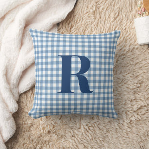 Modernt monogram med blå gingham kudde