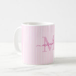 Modernt monogram med rosa randig namnteckning kaffemugg<br><div class="desc">Börja din morgon med stil med denna personliga rosa randiga kaffekopp, designad för att ge tidlös charm till varje klunk. Med en mjuk rosa och vit randig bakgrund är denna eleganta kopp anpassad med din monograminitial och fullständiga namn i en graciös skrivstil - vilket skapar en feminin, förfinad look som...</div>