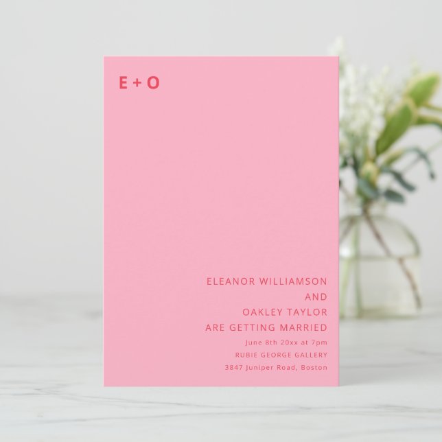 Modernt Monogram Minimalistisk Rosa Röd QR Bröllop Inbjudningar (Stående Fram)