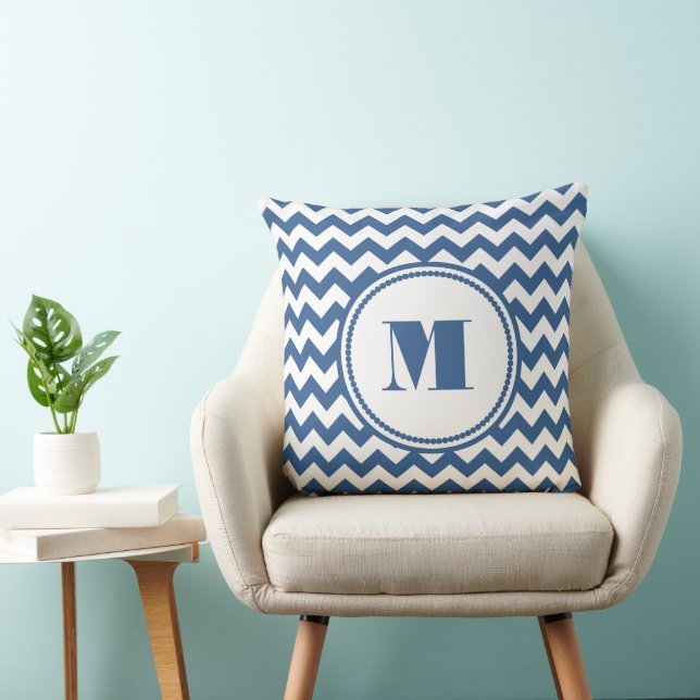 Modernt monogram mönster i blå chevron kudde (Stol)