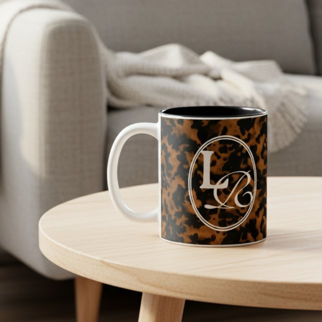 Modernt monogram sköldpaddsskaltryck Två-Tonad mugg (Add a touch of chic charm to your phone with this Elegant Typography Monogram Tortoise Shell Mug! )