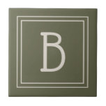Modernt monogrammosaik i mossgrönt och offwhite kakelplatta<br><div class="desc">Modern och stilren personlig monogram tillagd på dekorativ chic enkel stil dekorationstegel i mossgrönt och offwhite. Bra presentidé! Anpassa enkelt med designverktyg för att göra det till ditt eget! Kontakta mig på beachpausedesigns@gmail.com om du behöver hjälp eller har frågor om detta eller något av våra andra designs. Andra designalternativ och...</div>