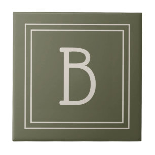 Modernt monogrammosaik i mossgrönt och offwhite kakelplatta