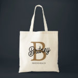 Modernt monogramnamn Svart Guld Skrift Brudtjänste Tygkasse<br><div class="desc">Den moderna eleganta monogram-påsen i svart guldskrift kombinerar sofistikering med praktiskhet. Denna tote har en slank svart tyg utsmyckad med elegant förgylld monogram-skrift, vilket gör den både stilren och personlig. Det rymliga inre är perfekt för dagliga nödvändigheter, medan de robusta handtagen säkerställer komfort och hållbarhet. Idealisk för shopping, arbete eller...</div>