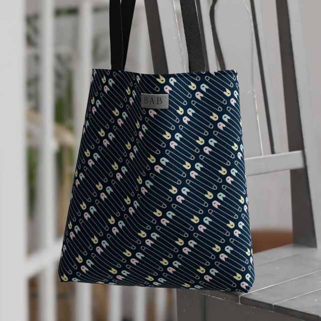 Modernt mönster av blöjnålar på förlossningsköters tygkasse (Just add your initials to this cute diaper pin pattern tote bag. Perfect tote for midwives!)