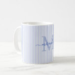 Modernt namn med blå rand och monogram kaffemugg<br><div class="desc">Börja din morgon med stil med denna personliga blårandiga kaffekopp, designad för att ge tidlös charm till varje klunk. Med en mjuk blå och vit randig bakgrund är denna eleganta kopp anpassad med din monograminitial och fullständiga namn i ett graciöst skrivstil - skapar en feminin, förfinad look som känns både...</div>