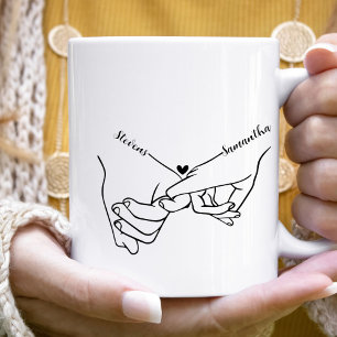 Modernt par som håller varandra i handen Anpassat Kaffemugg