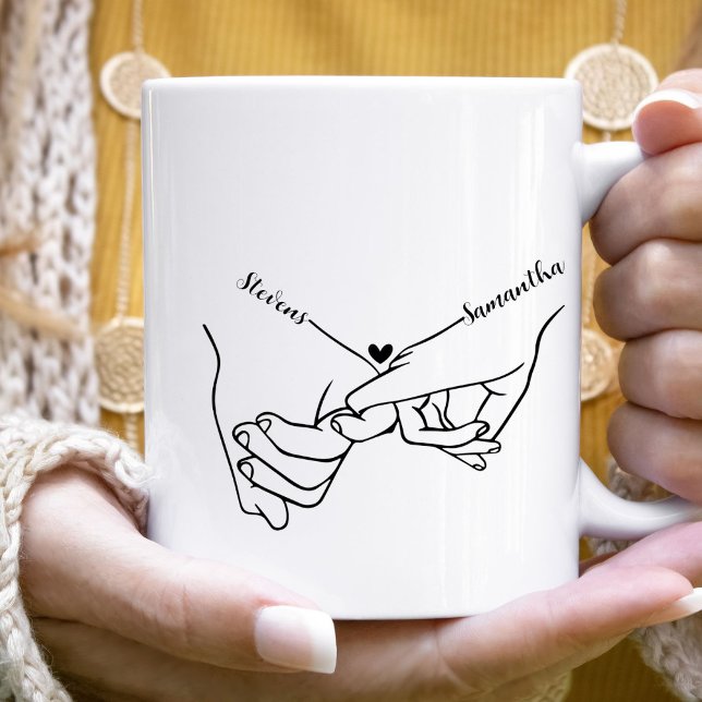 Modernt par som håller varandra i handen Anpassat  Kaffemugg (Skapare uppladdad)