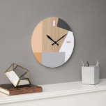 Modernt randigt mönster konst på falsk trästruktur stor klocka<br><div class="desc">Modern vit, mörk och ljusgrå, och pastell blekt orange blockmönster på en ljusbeige tanfärgad falsk trähybridbakgrund. Klassisk retro chic, elegant men ändå enkelt grunddesign för den konstnärliga hem inredningsmode designern, populär hip trendsetter, nyckfullt midcentury stil motiv älskare. Finns på original, klassiska, roliga & trendiga inredningsdetaljer & tillbehör för att dekorera...</div>