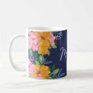 Modernt rosa och gult blomsterarrangemang monogram kaffemugg