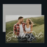 Modernt script trendigt spara datum fotokort datumet<br><div class="desc">Med ett enda horisontellt foto och ett modernt manus skrivet "spara datumet", är detta kort det perfekta sättet att tillkännage din förlovning och kommande bröllop till vänner och familj. Den vita texten är djärv och modern men fortfarande sofistikerad. Den anpassningsbara texten på framsidan har plats för namn, datum, plats och...</div>