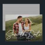Modernt script trendigt spara datum fotokort datumet<br><div class="desc">Med ett enda horisontellt foto och ett modernt manus skrivet "spara datumet", är detta kort det perfekta sättet att tillkännage din förlovning och kommande bröllop till vänner och familj. Den vita texten är djärv och modern men fortfarande sofistikerad. Den anpassningsbara texten på framsidan har plats för namn, datum, plats och...</div>