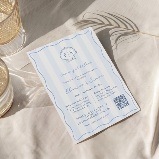 Modernt skalmönogram för vigselrepetitionens midda inbjudningar (Modern Seashell Monogram wavy border blue and white wedding rehearsal dinner invitation)