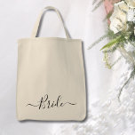 modernt skript bröllop Bride Tygkasse<br><div class="desc">Modern Calligraphy brude tote bags i vackra manustypografi som trycks över framsidan. Cute och enkla påsar i ett calligraphy-skript för chic. Gör ett underbart reklamparti eller en bröllop-gåva till den framtida bruden</div>
