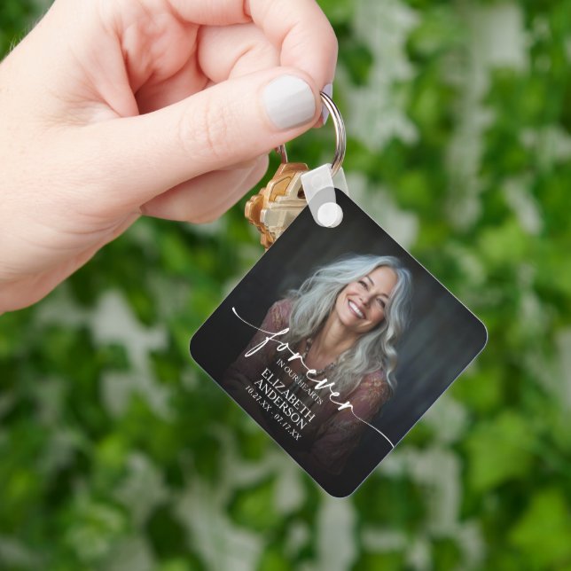 Modernt skript Foto Minne För alltid i våra hjärta Nyckelring (Hand)