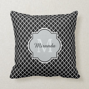 Modernt svartvitt Quatrefoil Monogrammed namn Kudde