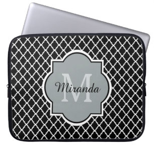 Modernt svartvitt Quatrefoil Monogrammed namn Laptop Sleeve