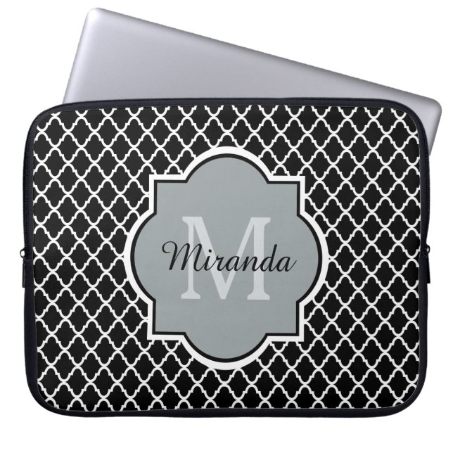 Modernt svartvitt Quatrefoil Monogrammed namn Laptop Sleeve (Framsidan)