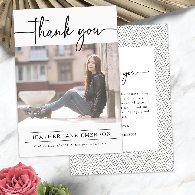 Modernt tackkort för examen tack kort (Modern Photo Graduation Thank You Card by Painted Paperie
)