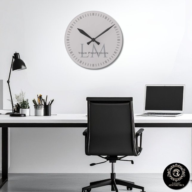 Modernt Taupegrått Monogram Kontorsdekor Rund Klocka (Modern Taupe Gray Monogram Office Decor Round Clock)