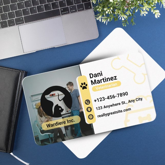 Modernt visitkort för veterinärklinik – Vitt & Gul (Modern Vet Clinic Business Card – White & Yellow )