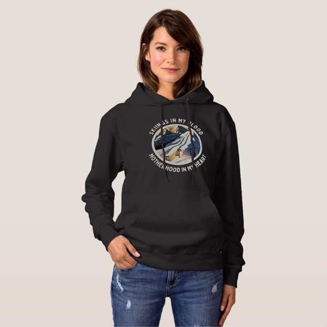 Moderskap i mitt hjärta Hoodie T Shirt (Skiings In My Blood Motherhood In My Heart)