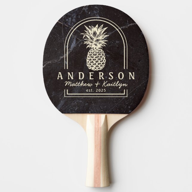 Modest Dark Stone Pineapple Wedding Arch & Name Pingisracket (Framsidan)