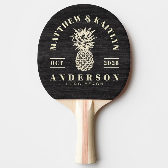 Modest Dark Wood Tropical Pineapple Wedding Crest Pingisracket (Framsidan)