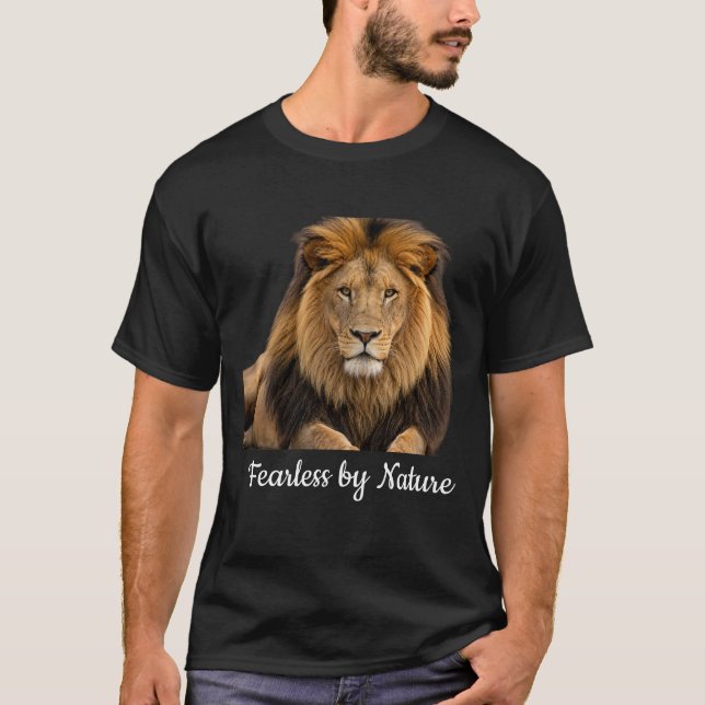 Modig av naturen Lejon Grafisk T-Shirt | Kraftfull (Framsida)