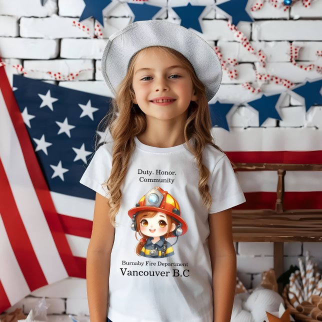 Modig brandkampflicka i ljust växel t shirt (Skapare uppladdad)