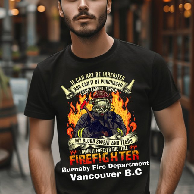 Modig brandman omgiven av lågor på natten t shirt (Skapare uppladdad)