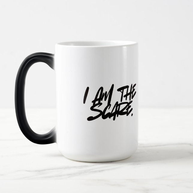 Modig & Oustålig – JAG ÄR SKRÄCKEN Kaffe & Tekopp Magisk Mugg (Vänster)
