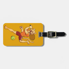 Modig puma som slår en tennisboll bagagebricka