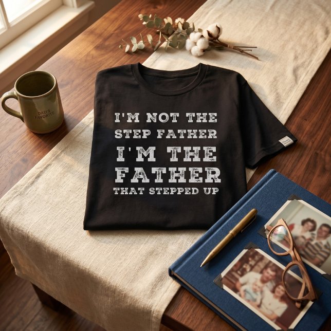 Modig typografisk styvpappastolthet Blandad familj T Shirt (Bold Typographic Stepdad Pride Blended Family Father That Stepped Up Tshirt )