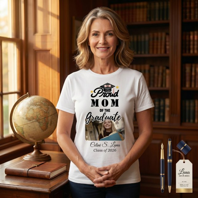 Modig universitets- svart & vit stolt mamma 2026 e t shirt (Bold Varsity Black & White Proud Mom 2026 Graduate T-Shirt)