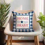 Modiga Blåpatriotiska Amerikas hem Kudde<br><div class="desc">Fyrkantiska patriotiska kuddar har "Modiga" typografi med stjärnaccent och marin blå gingham plaid gräns mönster. Röd,  vit och marinblå färg.</div>
