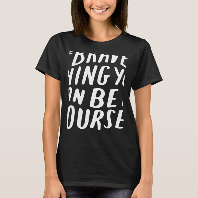 Modigare Sak kan du vara är dig själv Sol T Shirt (Framsida)