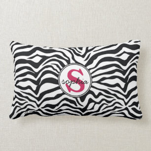 Modzebra tryck med den flickaktigt rosa monogramen lumbarkudde