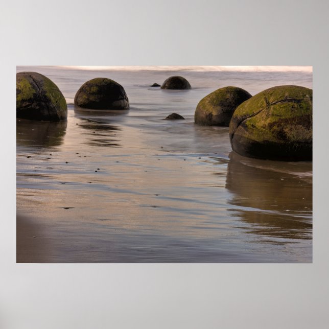 Moeraki Boulders på strand Poster (Framsidan)