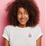 Mogetypens Venmo QR-kod Köp Bruden En Drink Runt Klistermärke<br><div class="desc">Se till att bruden inte behöver betala för en enda drink med den fantastiska sängvätenskapsfestens Venmo QR-kod-dekal! Köp några till hela sängvätenskapsfesten! Lägg helt enkelt till din egen Venmo-, PayPal- eller Cash App QR-kodbild. Alla på festen kan enkelt skanna denna QR-kod och överföra pengar direkt till ditt konto! För att...</div>