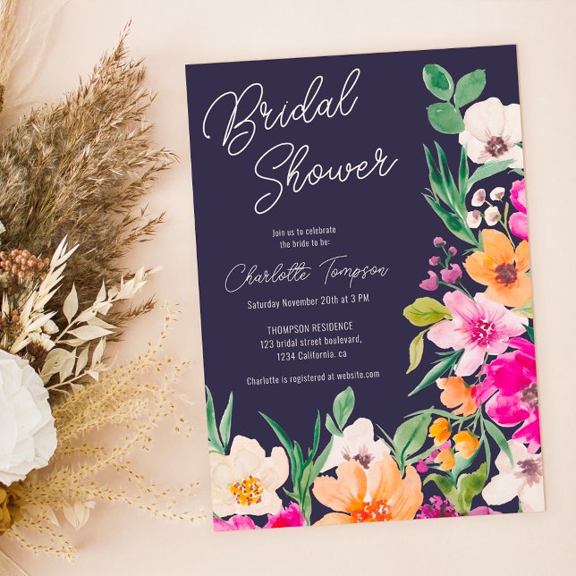 Möhippa av skript för blommor med fetstil i vild inbjudningar (Bright bold wild flowers script bridal shower invitation on navy blue)