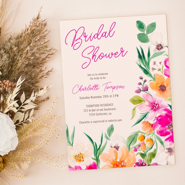 Möhippa av skript för blommor med fetstil i vild inbjudningar (Bright bold wild flowers script bridal shower invitation on pastel pink)
