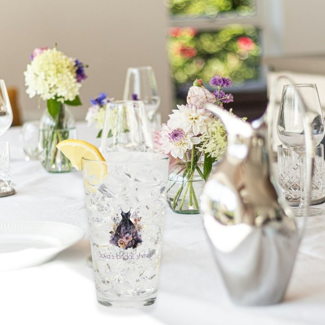 Möhippa av svart lila-blomma glaskopp (Skapare uppladdad)