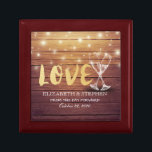 Möhippa Champagne Glass Wood String Light Minnesask<br><div class="desc">Modern Bröllop Gift Box Templates - Elegant Guld Lettering Script,  Vintage Champagne Glass and String Ljus på Rustic Wood Background. En Perfekt för din stora dag. Alla textstorlekar i stil,  färg,  kan ändras för att passa dina behov!</div>