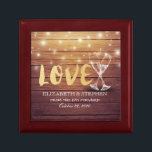 Möhippa Champagne Glass Wood String Light Minnesask<br><div class="desc">Modern Bröllop Gift Box Templates - Elegant Guld Lettering Script,  Vintage Champagne Glass and String Ljus på Rustic Wood Background. En Perfekt för din stora dag. Alla textstorlekar i stil,  färg,  kan ändras för att passa dina behov!</div>