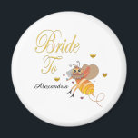 Möhippa för att anpassa magnet<br><div class="desc">Bride to Bee Möhippa Personalize Magnet har en roligt vacker brud Honungsbi på den. Det är roligt för Bride att ha och ge som gåva under möhippan. Anpassa den med ditt namn.</div>