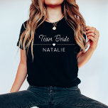 Möhippa för Bride Personlig-gruppen för Bacheloret T Shirt<br><div class="desc">Höj din bachelorette-fest stil med vår Team Bride Personlig Möhippa T-Shirt i en chic och fet mörk färg, med träffande vita utskrifter. Designade för bruden och hennes trupp, lägger dessa skjortor av mörk-färgad till en något sofistikerad ton i firande samtidigt som de upprätthåller en känsla av roligt och enighet. Hjärtmotivet...</div>