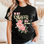 Möhippa för förlovad blommigt t shirt<br><div class="desc">Fira den kommande briden att vara med vår designade Möhippa t-shirt för Rosa blommigt. Den här t-shirt-skjortan är perfekt för att fånga glädjen och förväntningen av detta speciella tillfälle och har en vacker blandning av vattenfärgade rosa blommor med talesättet I min engagerade tid med det anpassade bröllop-datumet. Snyggt skript och...</div>