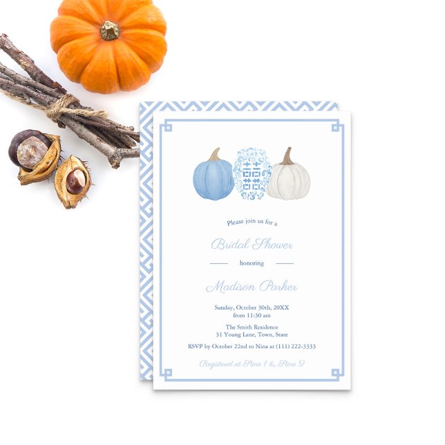 Möhippa för Preppy Blue and White Pumpkin Autumn Inbjudningar (Preppy Light Blue And White Pumpkin With Ginger Jar Bridal Shower Invitation)