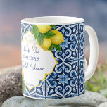 Möhippa gynnar blå plattor citron Amalfi Kaffemugg<br><div class="desc">Blåplattor och citron Amalfi Positano Mediterranean stil möhippa tack vare personlig anpassningsbar kaffe koppar,  Marocko stil Carved gräns. Gör en underbar keepsaksgåva till dina speciella gäster.</div>